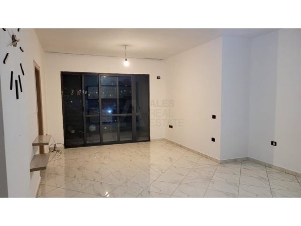 Tirane, jepet me qera apartament 2+1 Kati 1, 105 m² 380 € (astir)