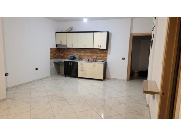 Tirane, jepet me qera apartament 2+1 Kati 1, 105 m² 380 € (astir)