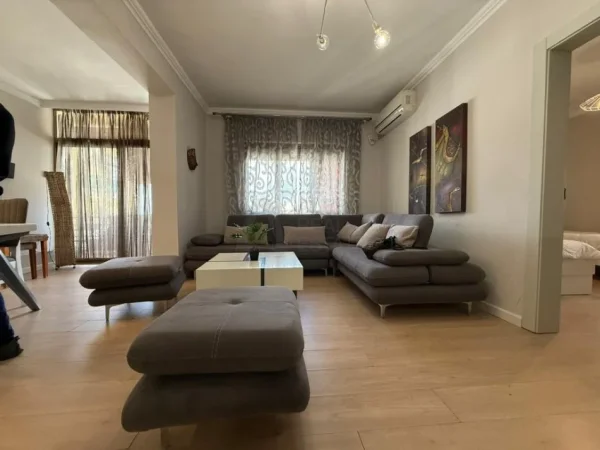 Tirane, jepet me qera apartament 3+1 Kati 6, 125 m² 1.000 € (qender te tiranes)