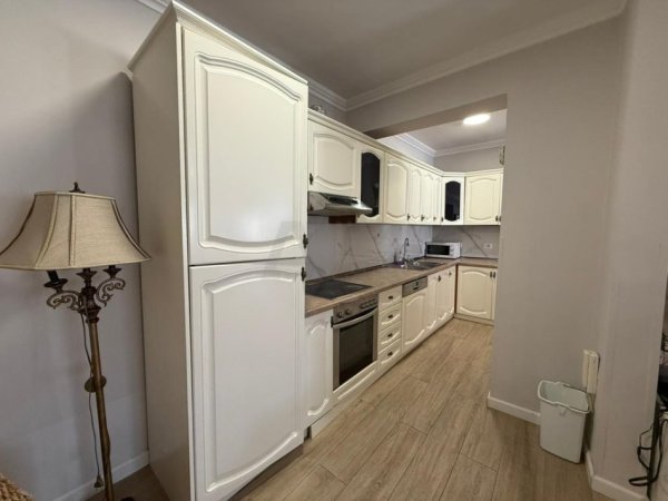 Tirane, jepet me qera apartament 3+1 Kati 6, 125 m² 1.000 € (qender te tiranes)