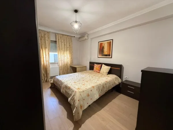 Tirane, jepet me qera apartament 3+1 Kati 6, 125 m² 1.000 € (qender te tiranes)