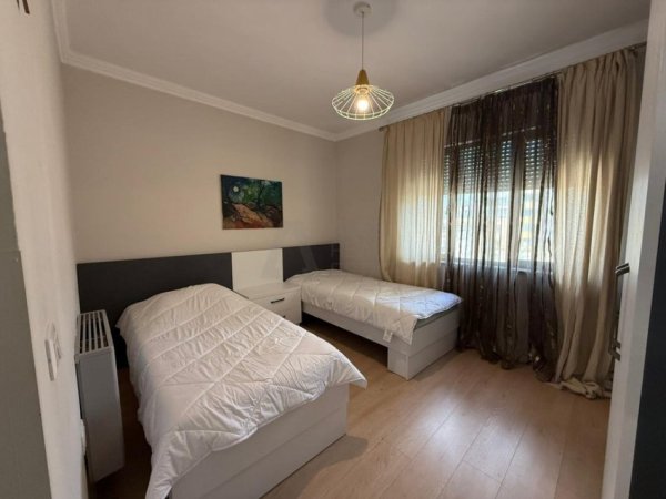Tirane, jepet me qera apartament 3+1 Kati 6, 125 m² 1.000 € (qender te tiranes)