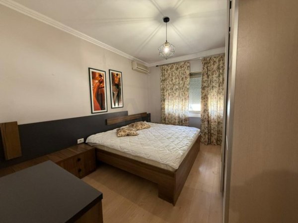 Tirane, jepet me qera apartament 3+1 Kati 6, 125 m² 1.000 € (qender te tiranes)