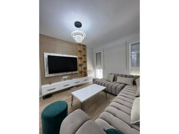 Tirane, jepet me qera apartament 2+1 Kati 4, 92 m² 550 € (univers city)