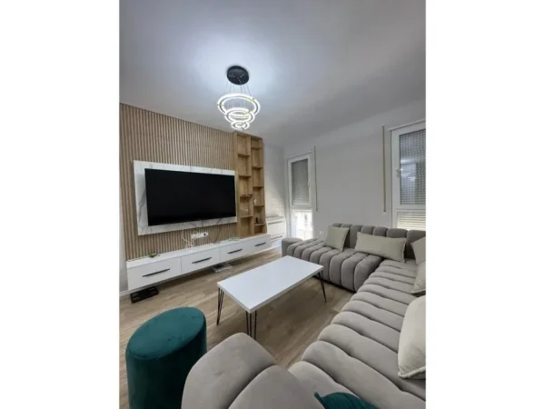 Tirane, jepet me qera apartament 2+1 Kati 4, 92 m² 550 € (univers city)