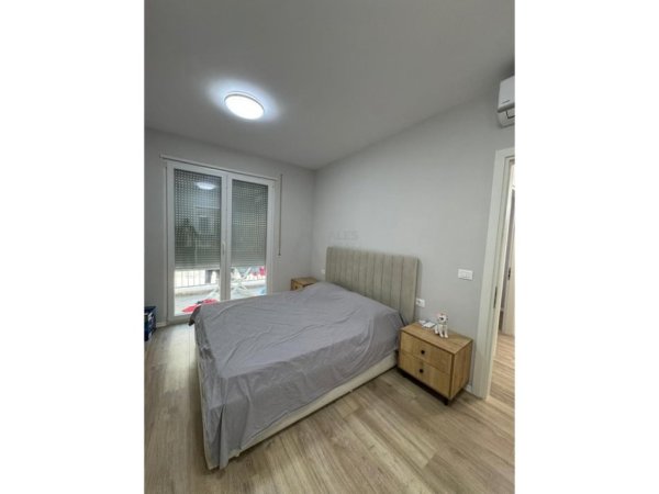Tirane, jepet me qera apartament 2+1 Kati 4, 92 m² 550 € (univers city)