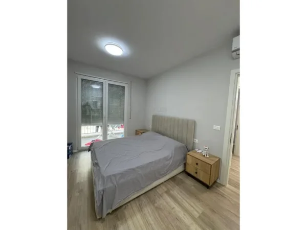Tirane, jepet me qera apartament 2+1 Kati 4, 92 m² 550 € (univers city)