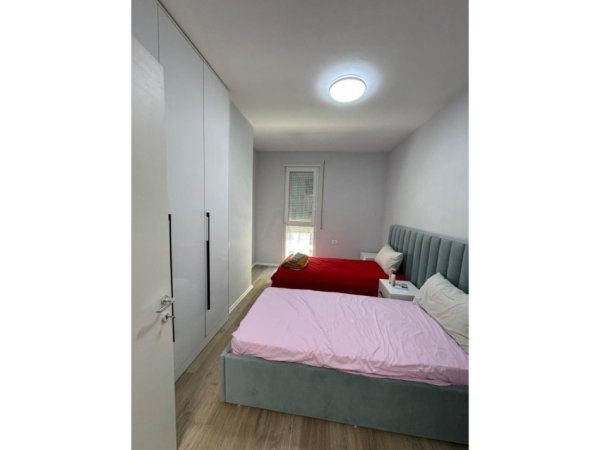 Tirane, jepet me qera apartament 2+1 Kati 4, 92 m² 550 € (univers city)