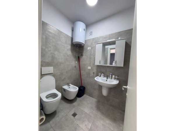 Tirane, jepet me qera apartament 2+1 Kati 4, 92 m² 550 € (univers city)