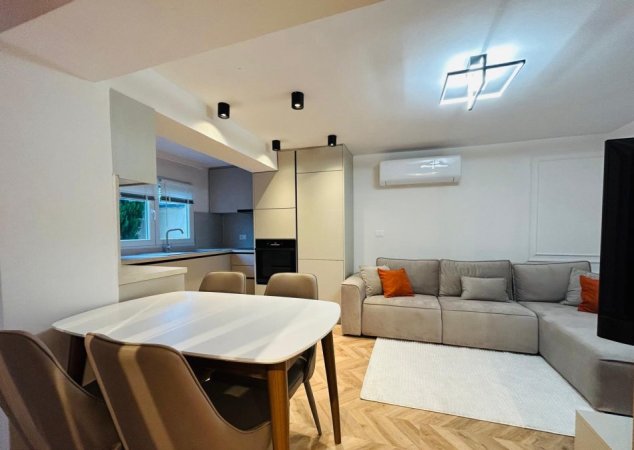 Tirane, jepet me qera Vile 2+1 Kati 1, 75 m² 700 € (Rruga Bajram Allaraj)