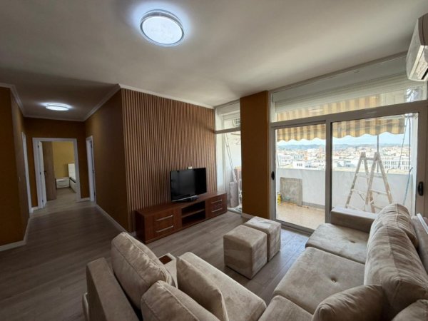 Tirane, jepet me qera apartament 2+1 Kati 11, 100 m² 700 € (Lulishtja tek Komuna e Parisit.)