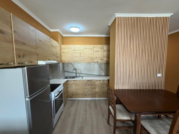 Tirane, jepet me qera apartament 2+1 Kati 11, 100 m² 700 € (Lulishtja tek Komuna e Parisit.)