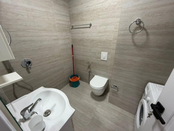 Tirane, jepet me qera apartament 2+1 Kati 11, 100 m² 700 € (Lulishtja tek Komuna e Parisit.)