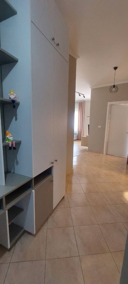 Tirane, jepet me qera apartament 1+1 Kati 5, 600 € 