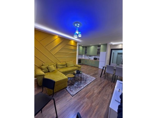 Tirane, jepet me qera apartament 2+1 Kati 8, 69 m² 650 € 