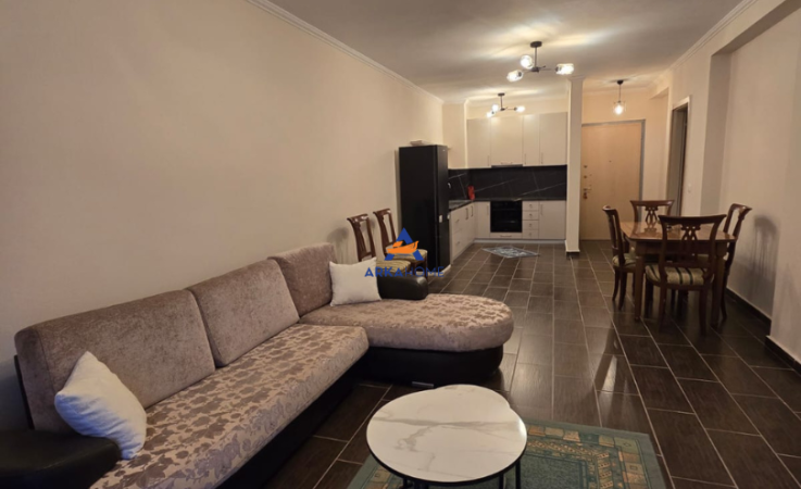 Tirane, jepet me qera apartament 2+1+Ballkon Kati 4, 120 m² 500 € (MISTO MAME)