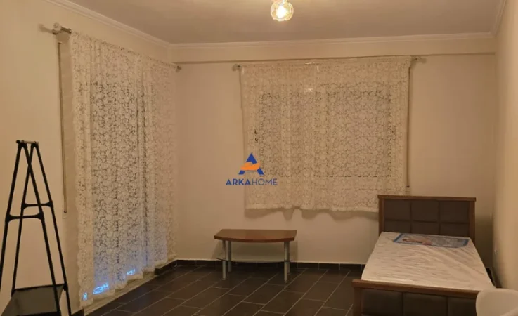 Tirane, jepet me qera apartament 2+1+Ballkon Kati 4, 120 m² 500 € (MISTO MAME)