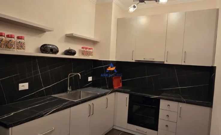 Tirane, jepet me qera apartament 2+1+Ballkon Kati 4, 120 m² 500 € (MISTO MAME)