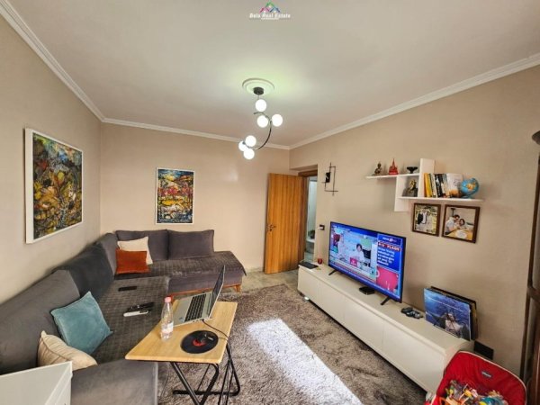 Tirane, jepet me qera apartament 1+1+Ballkon Kati 2, 60 m² 500 € (rruga bardhyl)