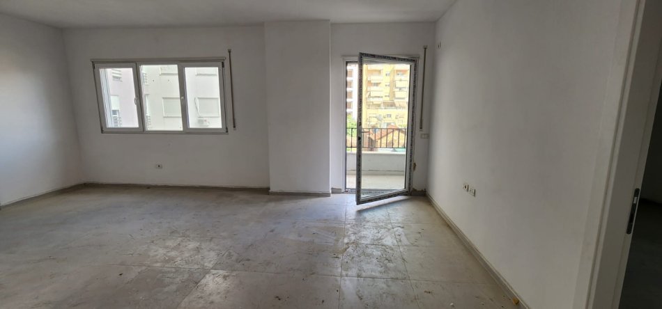 Tirane, shitet apartament 1+1+Ballkon Kati 4, 68 m² 175.000 € (Pazari Ri)