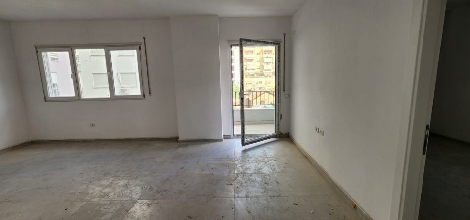 Tirane, shitet apartament 1+1+Ballkon Kati 4, 68 m² 175.000 € (Pazari Ri)