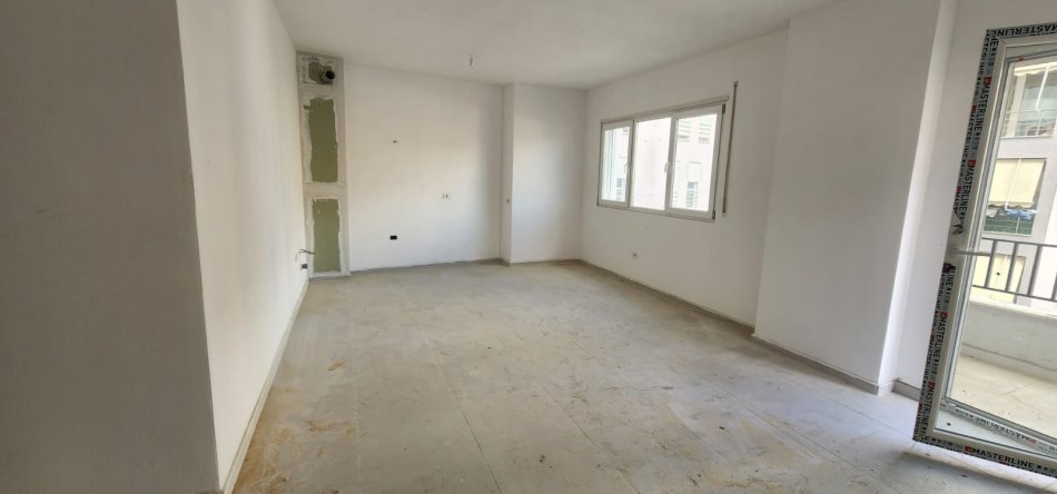 Tirane, shitet apartament 1+1+Ballkon Kati 4, 68 m² 175.000 € (Pazari Ri)