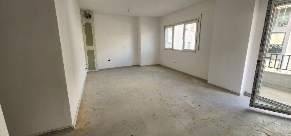 Tirane, shitet apartament 1+1+Ballkon Kati 4, 68 m² 175.000 € (Pazari Ri)