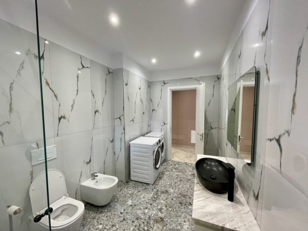 Tirane, jepet me qera apartament 3+1+Ballkon Kati 2, 160 m² 1.200 € (Rruga Panorama e Liqenit)