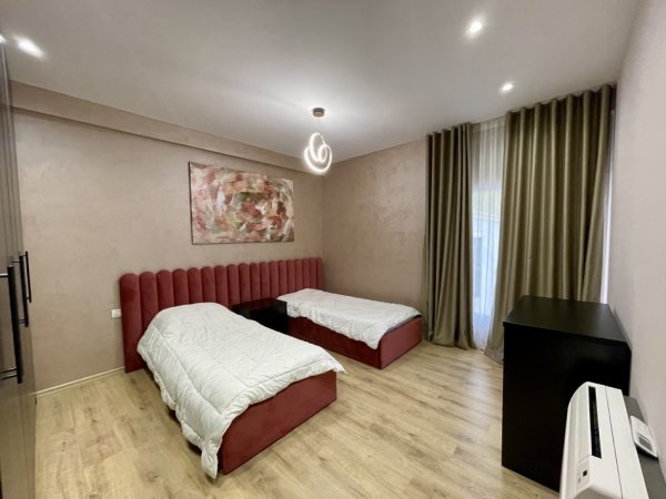 Tirane, jepet me qera apartament 3+1+Ballkon Kati 2, 160 m² 1.200 € (Rruga Panorama e Liqenit)