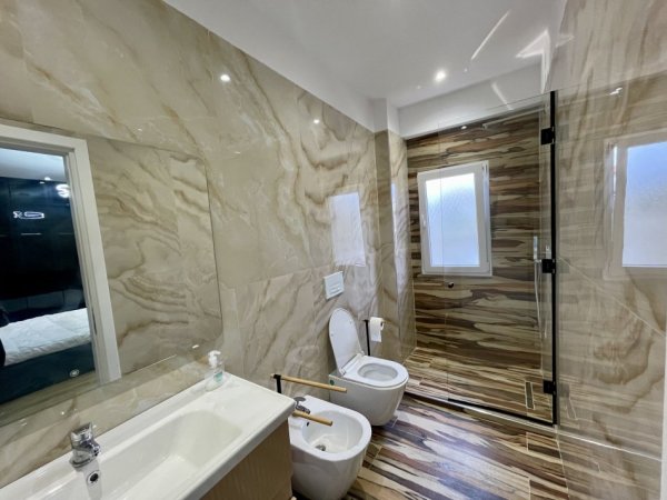 Tirane, jepet me qera apartament 3+1+Ballkon Kati 2, 160 m² 1.200 € (Rruga Panorama e Liqenit)