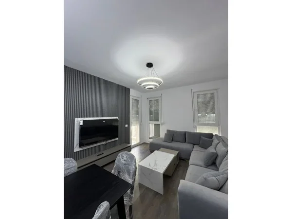 Tirane, jepet me qera apartament 2+1 Kati 4, 92 m² 600 € (univers city)