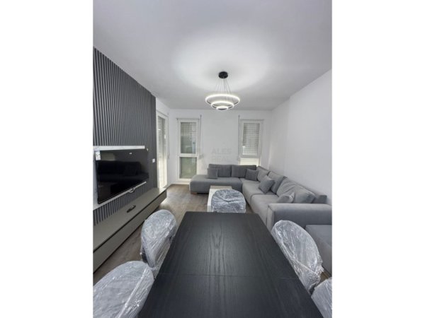 Tirane, jepet me qera apartament 2+1 Kati 4, 92 m² 600 € (univers city)