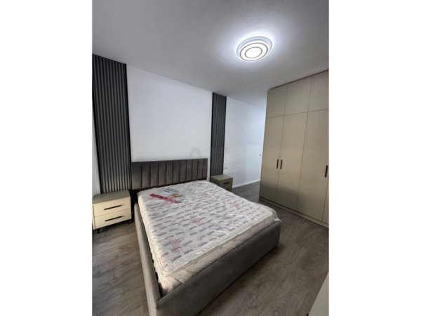 Tirane, jepet me qera apartament 2+1 Kati 4, 92 m² 600 € (univers city)