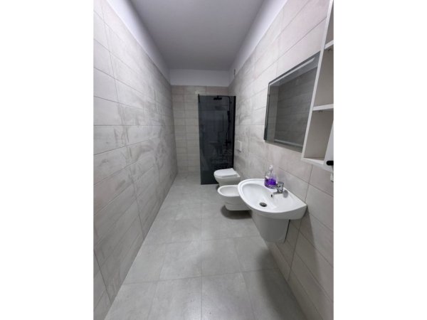 Tirane, jepet me qera apartament 2+1 Kati 4, 92 m² 600 € (univers city)
