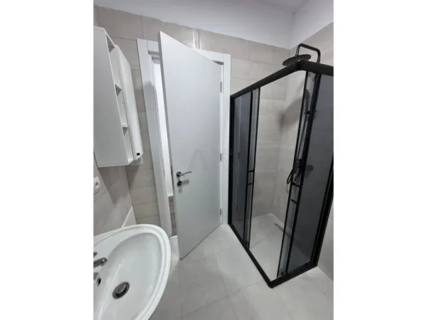 Tirane, jepet me qera apartament 2+1 Kati 4, 92 m² 600 € (univers city)