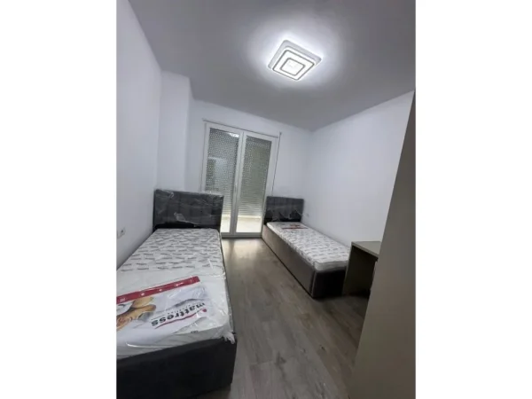 Tirane, jepet me qera apartament 2+1 Kati 4, 92 m² 600 € (univers city)