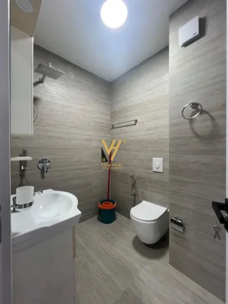 Tirane, jepet me qera apartament 2+1+Ballkon Kati 11, 110 m² 700 € (KOMUNA E PARISIT)