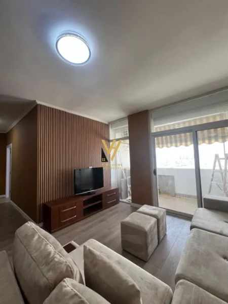 Tirane, jepet me qera apartament 2+1+Ballkon Kati 11, 110 m² 700 € (KOMUNA E PARISIT)
