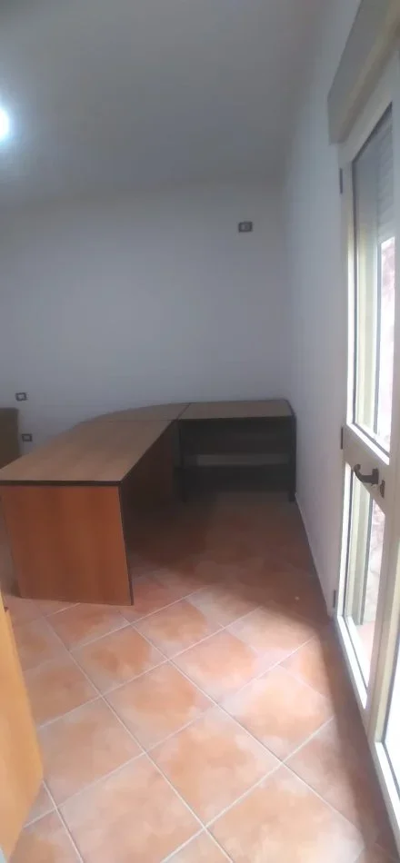 Tirane, jepet me qera apartament 3+1 Kati 9, 650 € 