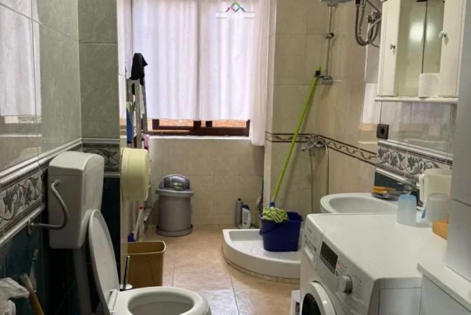 Tirane, jepet me qera apartament 2+1 Kati 1, 78 m² 600 € (prane Shkolles 1 Maj)