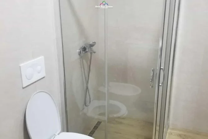 Tirane, jepet me qera apartament 1+1 Kati 4, 60 m² 500 € (prane Neptunit,)