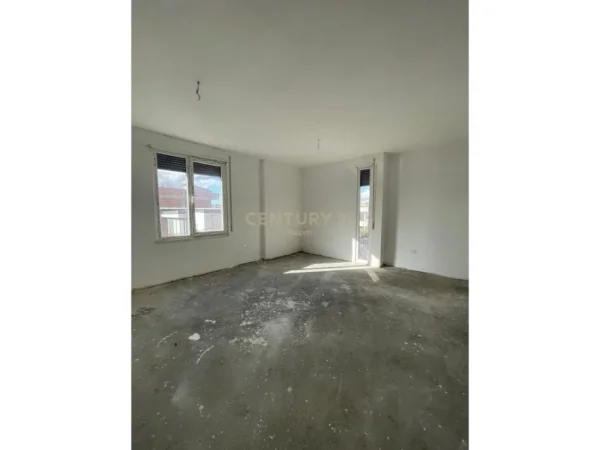Tirane, jepet me qera ambjent biznesi Kati 1, 89 m² 800 € (Neom126004)