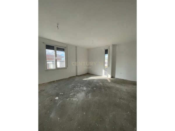 Tirane, jepet me qera ambjent biznesi Kati 1, 89 m² 800 € (Neom126004)