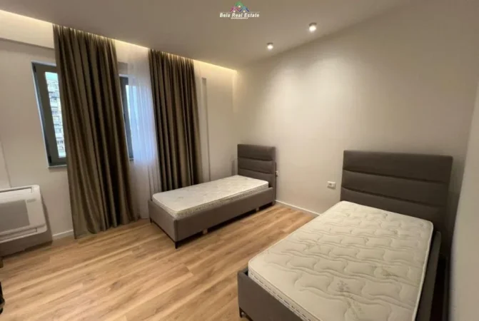 Tirane, jepet me qera apartament 2+1+Ballkon Kati 3, 124 m² 850 € (prane Bar Agron)