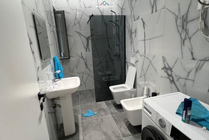 Tirane, jepet me qera apartament 2+1+Ballkon Kati 3, 124 m² 850 € (prane Bar Agron)