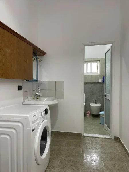 Tirane, jepet me qera apartament 2+1+Ballkon Kati 2, 111 m² 350 € (Myslym Keta)