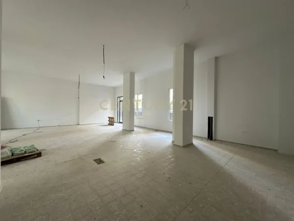 Tirane, jepet me qera ambjent biznesi Kati 0, 213 m² 3.500 € (Neom126001)