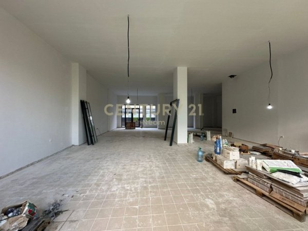 Tirane, jepet me qera ambjent biznesi Kati 0, 213 m² 3.500 € (Neom126001)