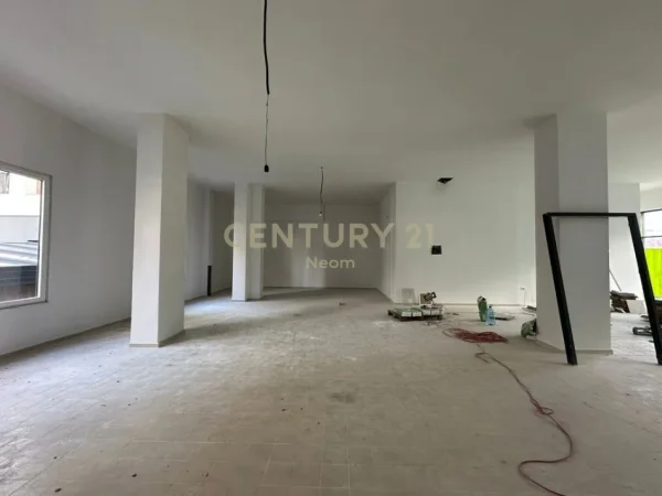 Tirane, jepet me qera ambjent biznesi Kati 0, 213 m² 3.500 € (Neom126001)