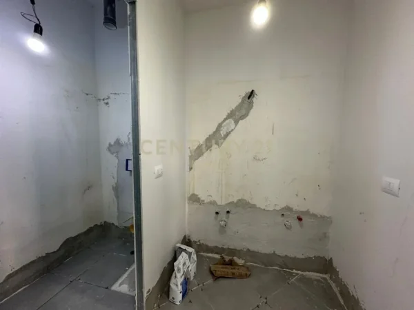 Tirane, jepet me qera ambjent biznesi Kati 0, 213 m² 3.500 € (Neom126001)